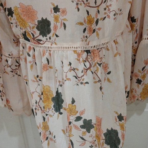 Sun & Shadow. Size Small. Sheer Flowy Top. - Picture 6 of 7